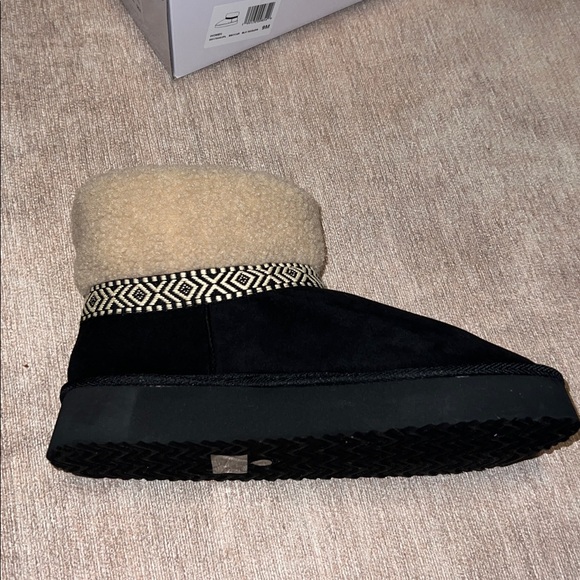 Pink Lily Payton Black Platform Boots, New! - Picture 9 of 12